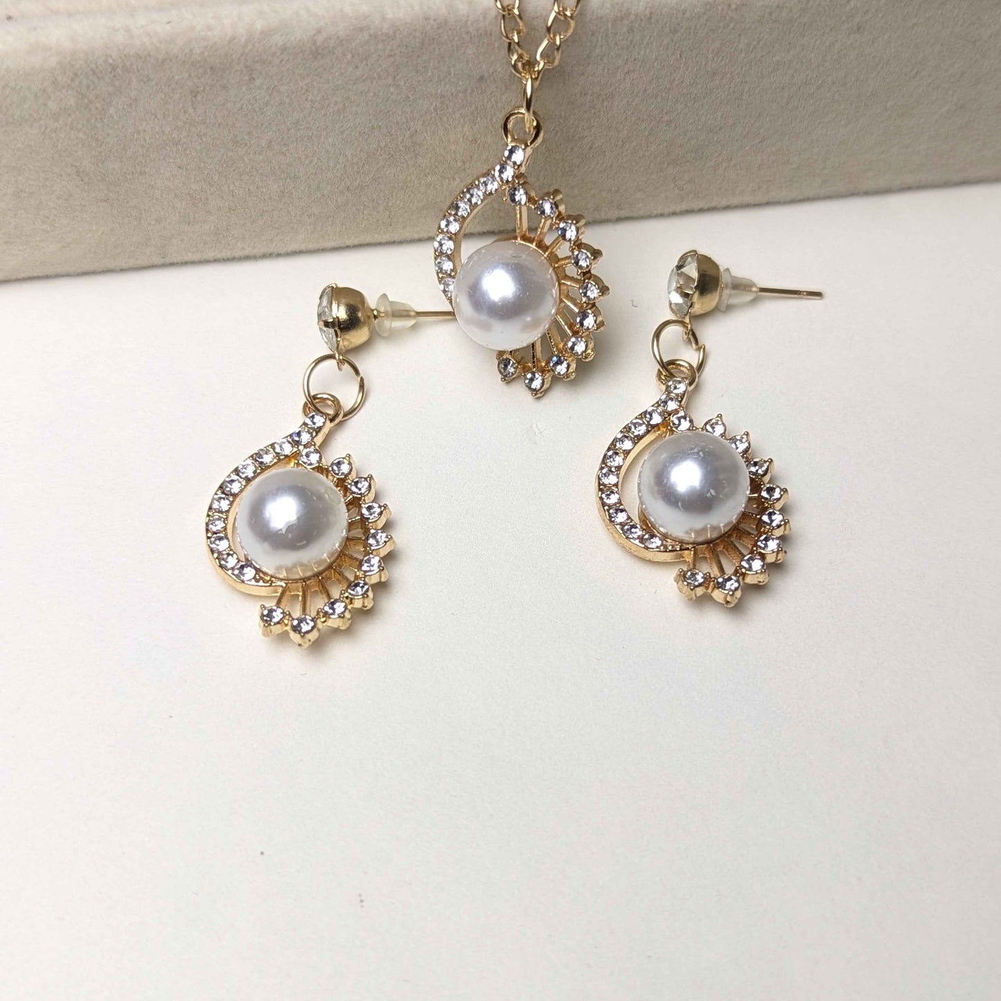 Pearl & Crystal Elegance Jewelry Set