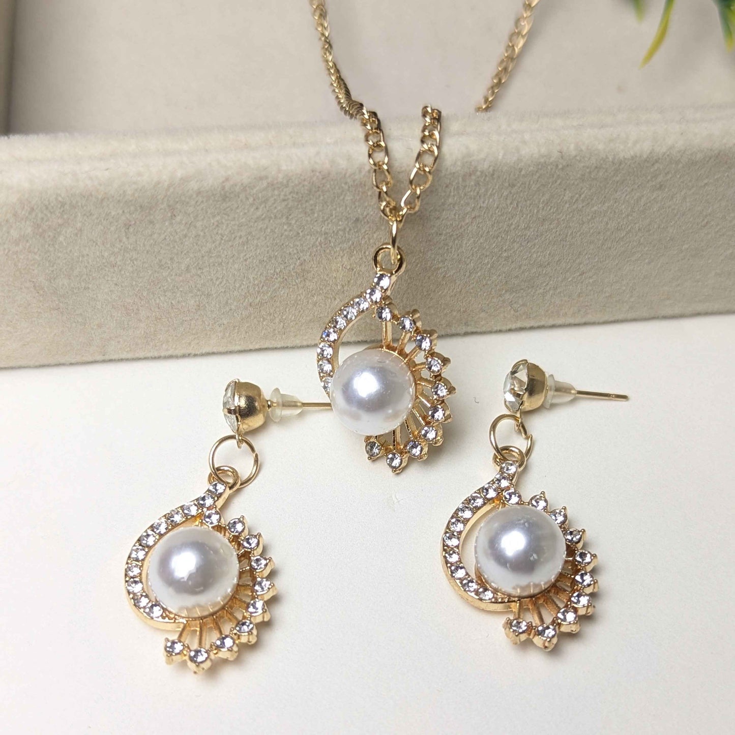 Pearl & Crystal Elegance Jewelry Set